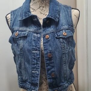 Sleeveless Blue Jeans Jacket. Vintage Women's Buckle Blue Jeans Jacket. 🌴